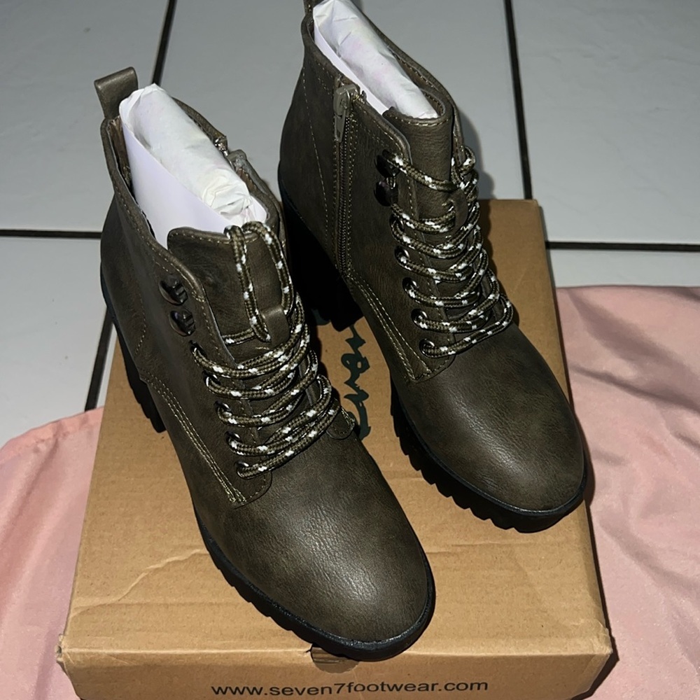NWT Seven7 Flatiron Olive Lace up boots Size 6
